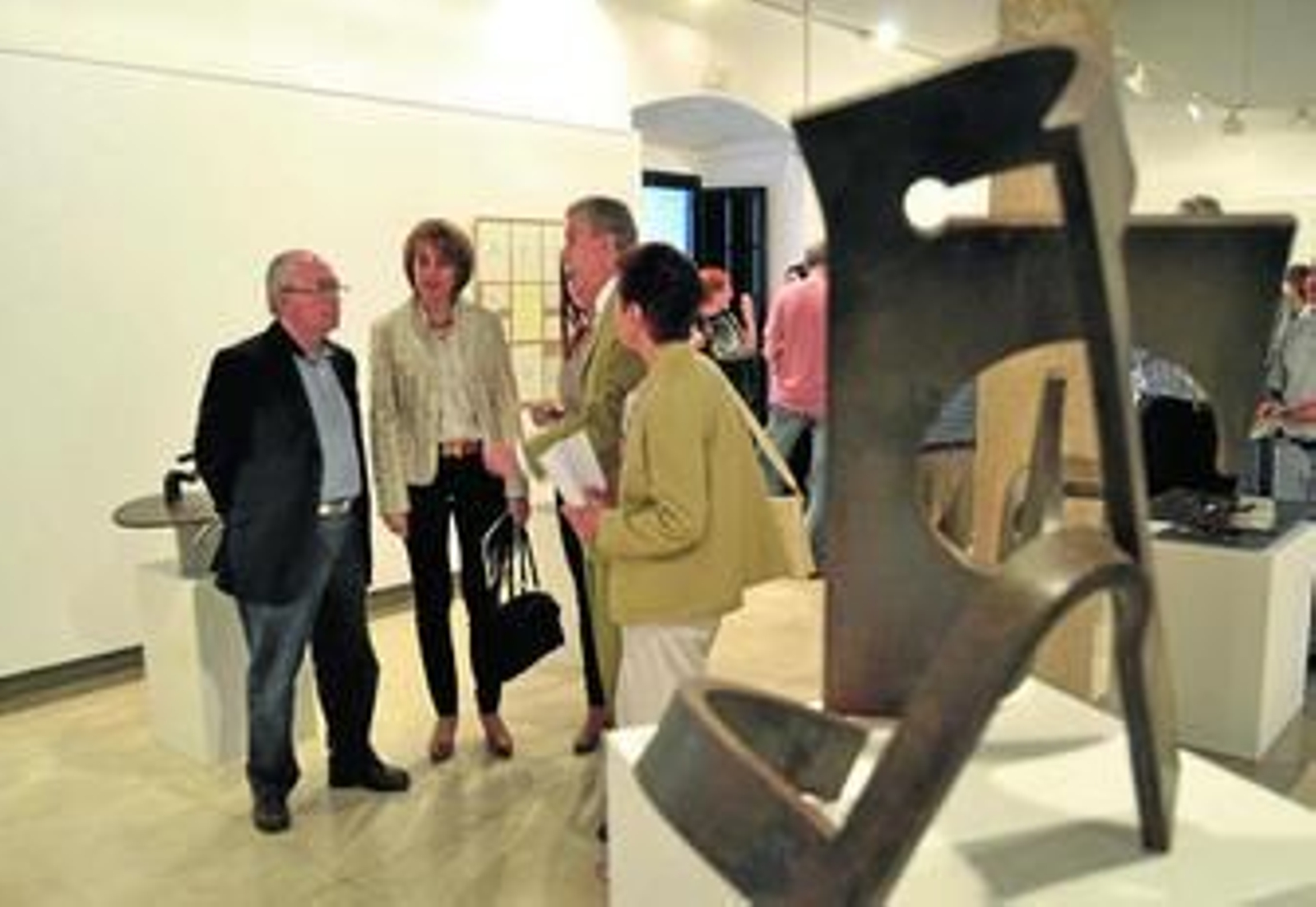 El escultor habla de su obra en el acto inaugural.