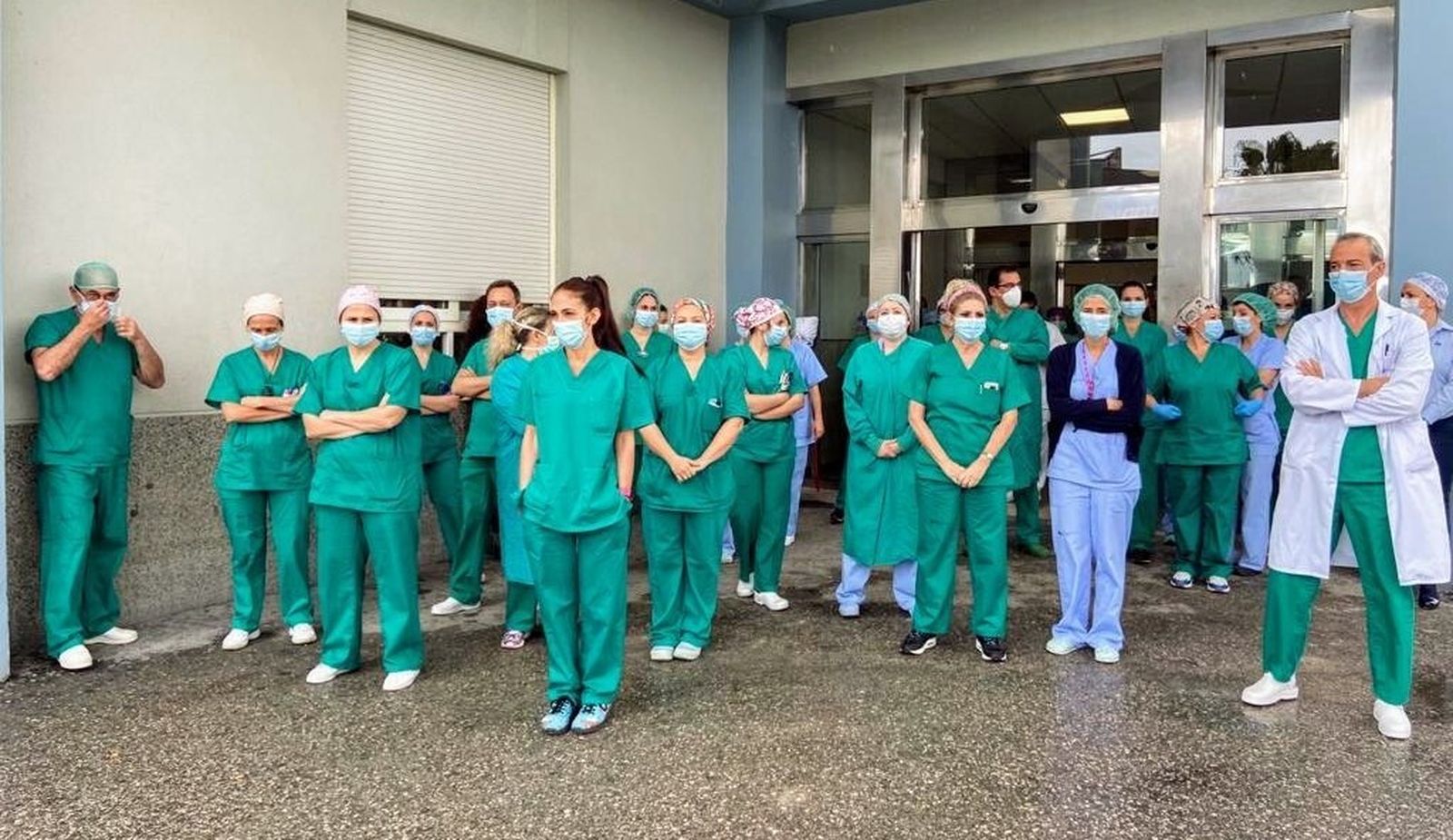 Un momento de los dos minutos de silencio en el Hospital Comarcal 'Virgen del Camino' de Sanlúcar.