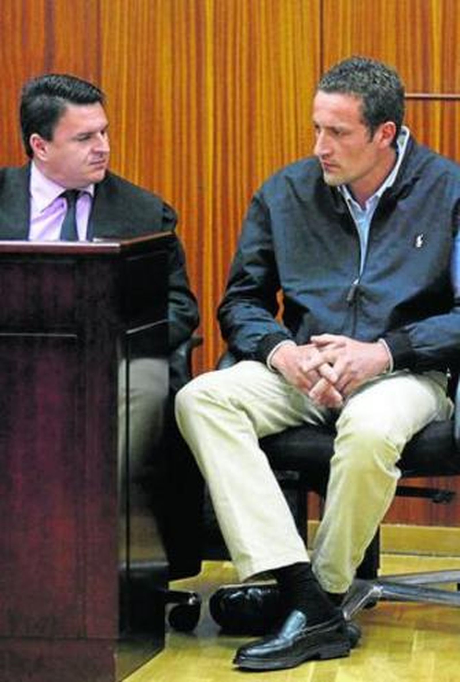 Manuel G. R., sentado junto a su abogado.