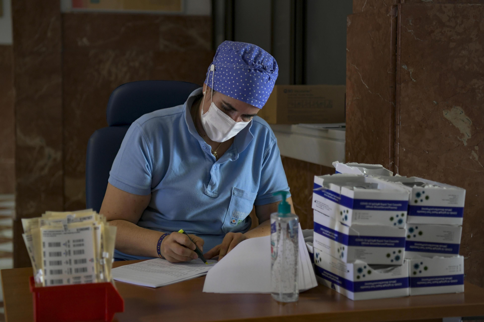 Una enfermera, durante las pruebas serológicas a los docentes.