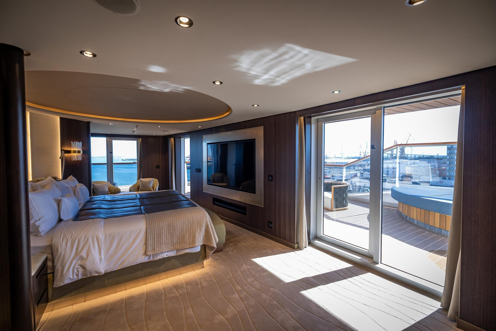 El dormitorio de la suite más grande del Explora II cuenta con magníficas vistas al exterior y un gran luminosidad