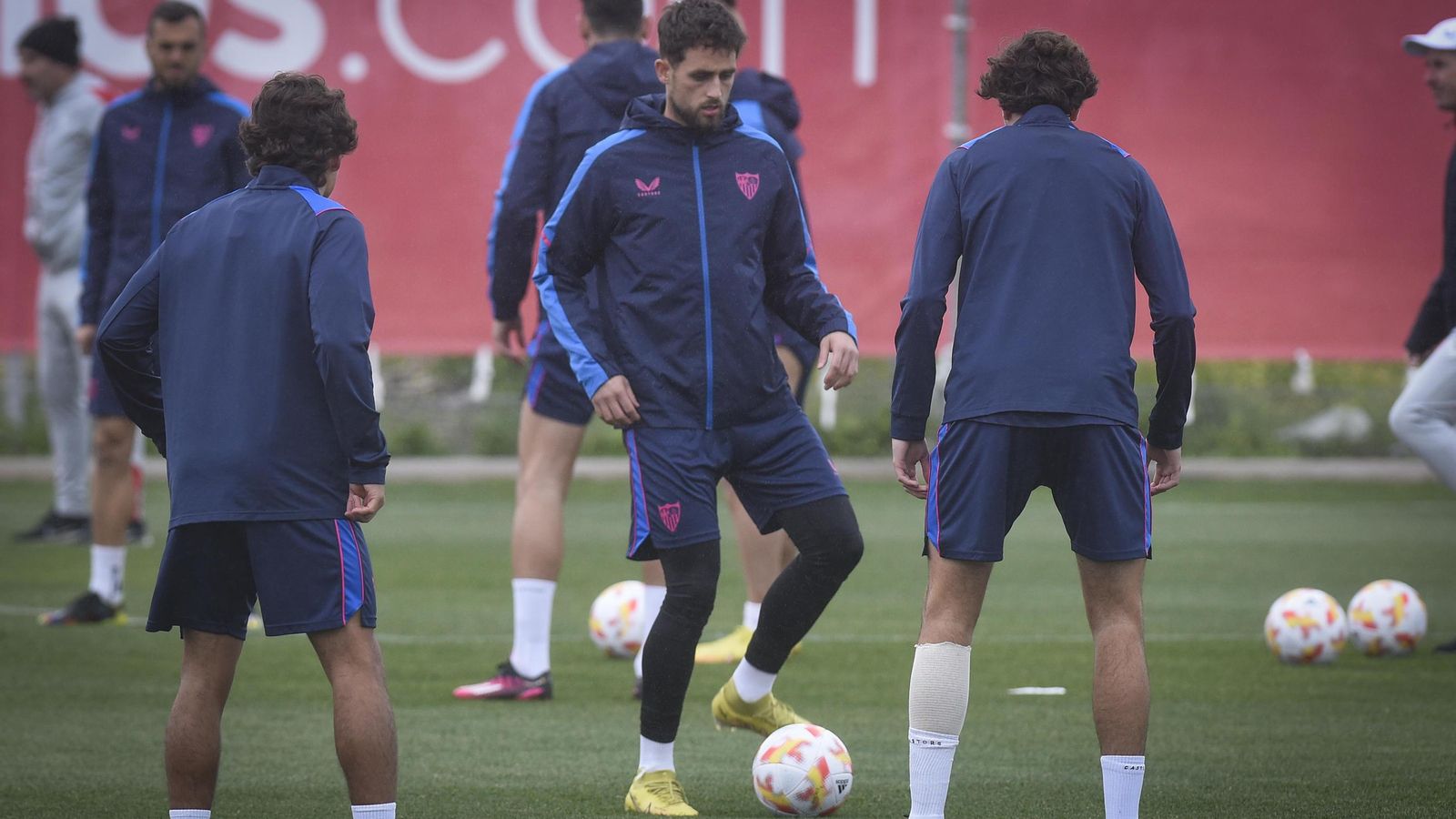 Januzaj se ejercita en el entrenamiento de este lunes antes del viaje a Vitoria.