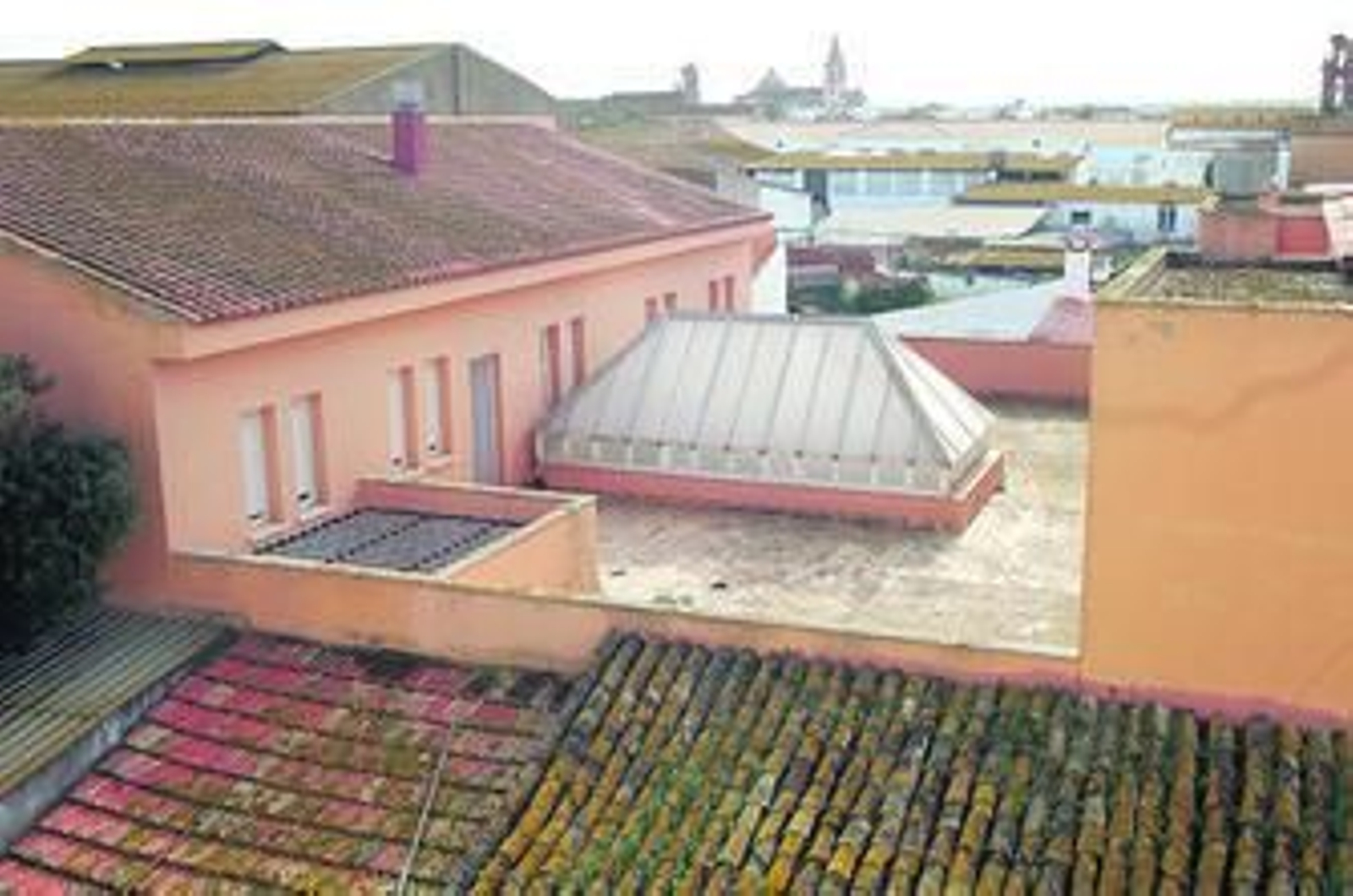 La azotea del Palacio de Justicia de Moguer, por la que los ladrones accedieron al interior tras descolgar una cuerda por uno de los huecos.