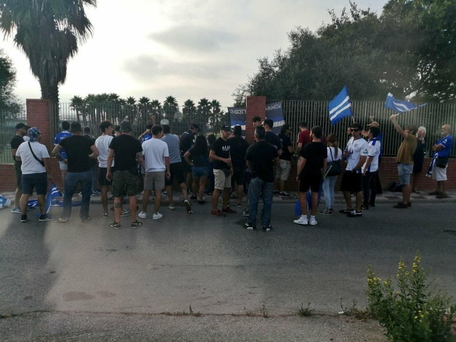 Aficionados del Xerez, el domingo en los aledaños del San Rafael