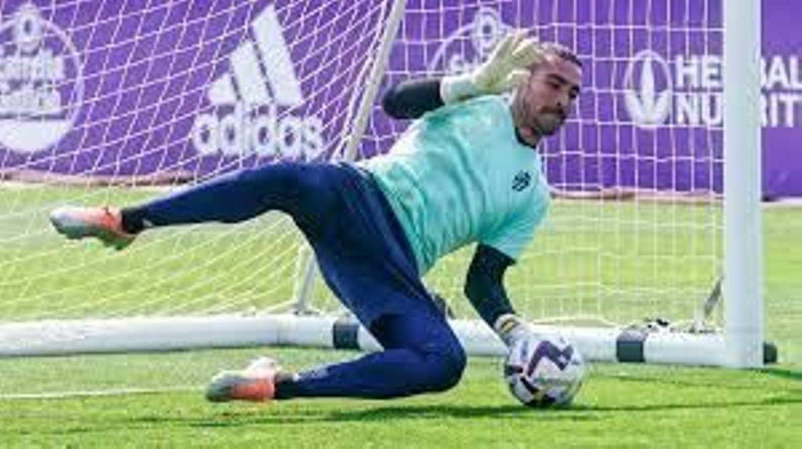 Sergio Asenjo parando en un entrenamiento.