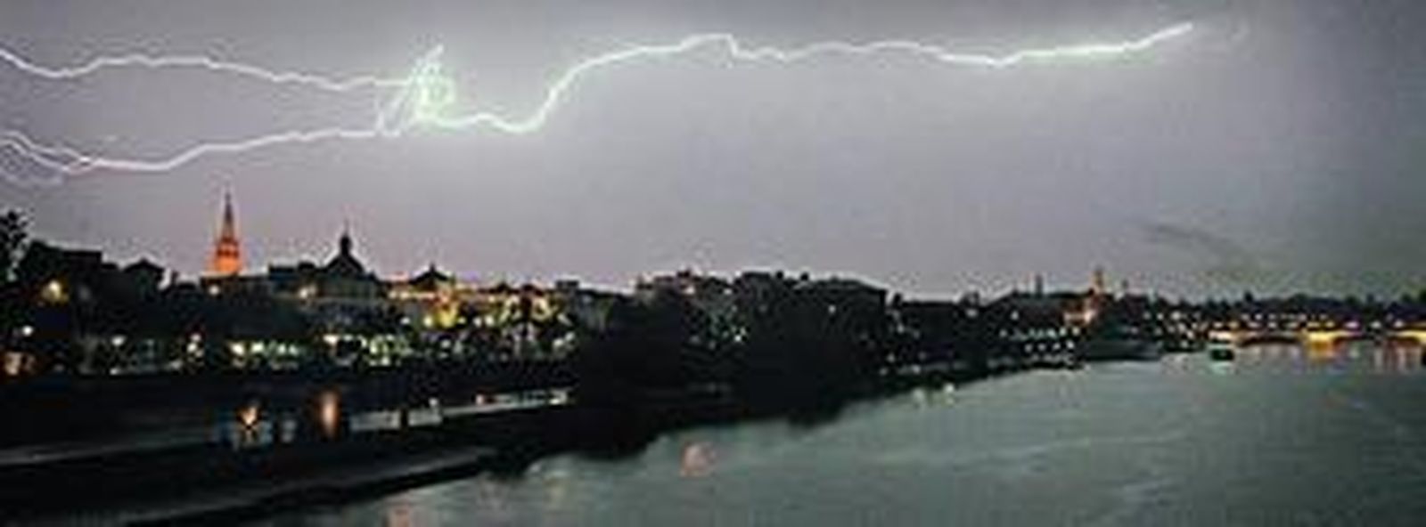 Tormenta eléctrica en el Puente de Triana