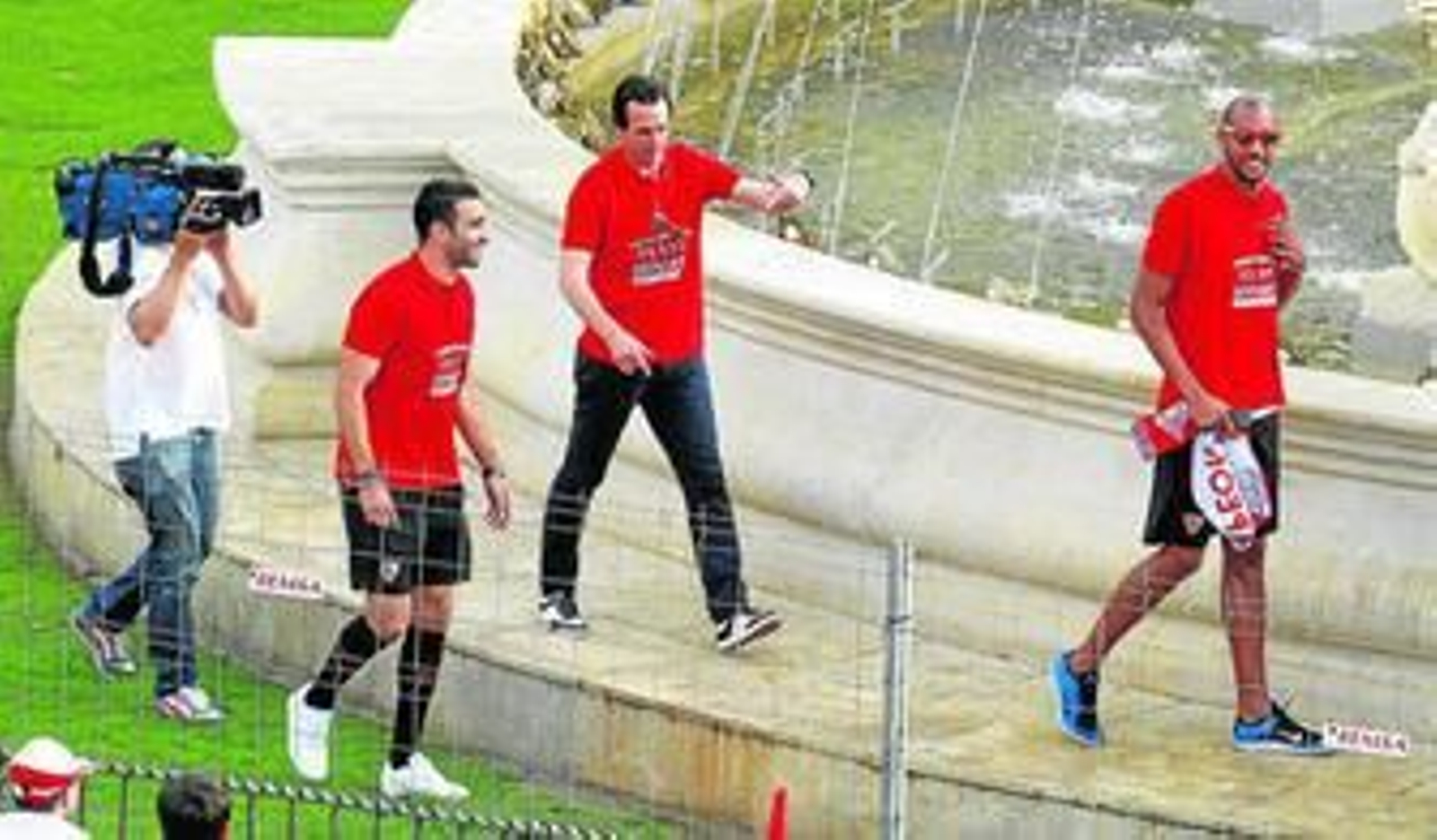 N'Zonzi pasea sonriente por la fuente de la diosa Híspalis, en la Puerta de Jerez, junto a Rami y Unai Emery durante las celebraciones del Sevilla.