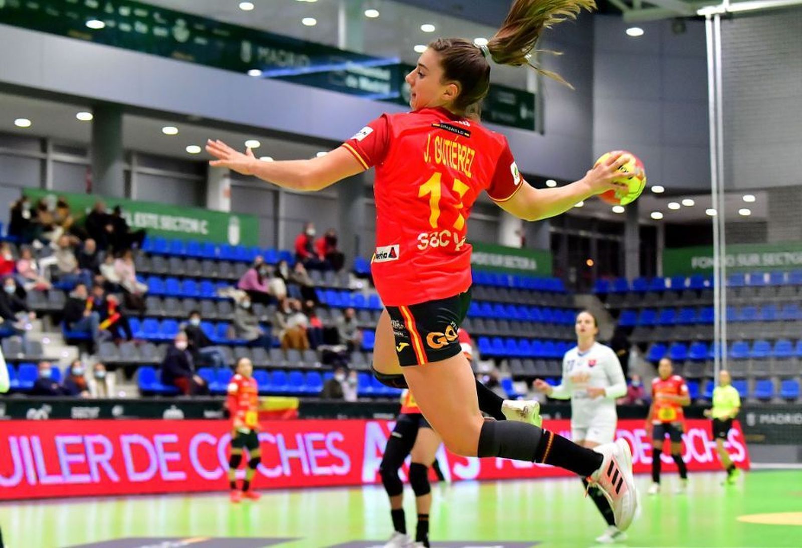 La algecireña Jennifer Gutiérrez se dispone a lanzar