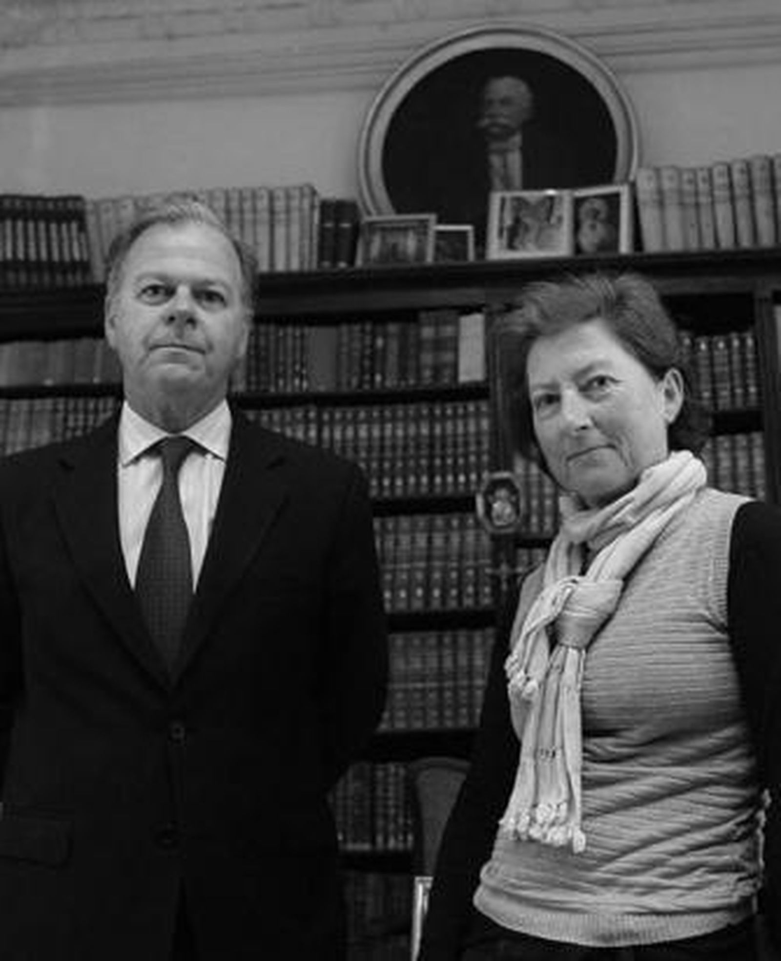 Eduardo y Concha Ybarra, cuarto y sexta de la saga. Arriba, el retrato del Ybarra fundador de la Feria.