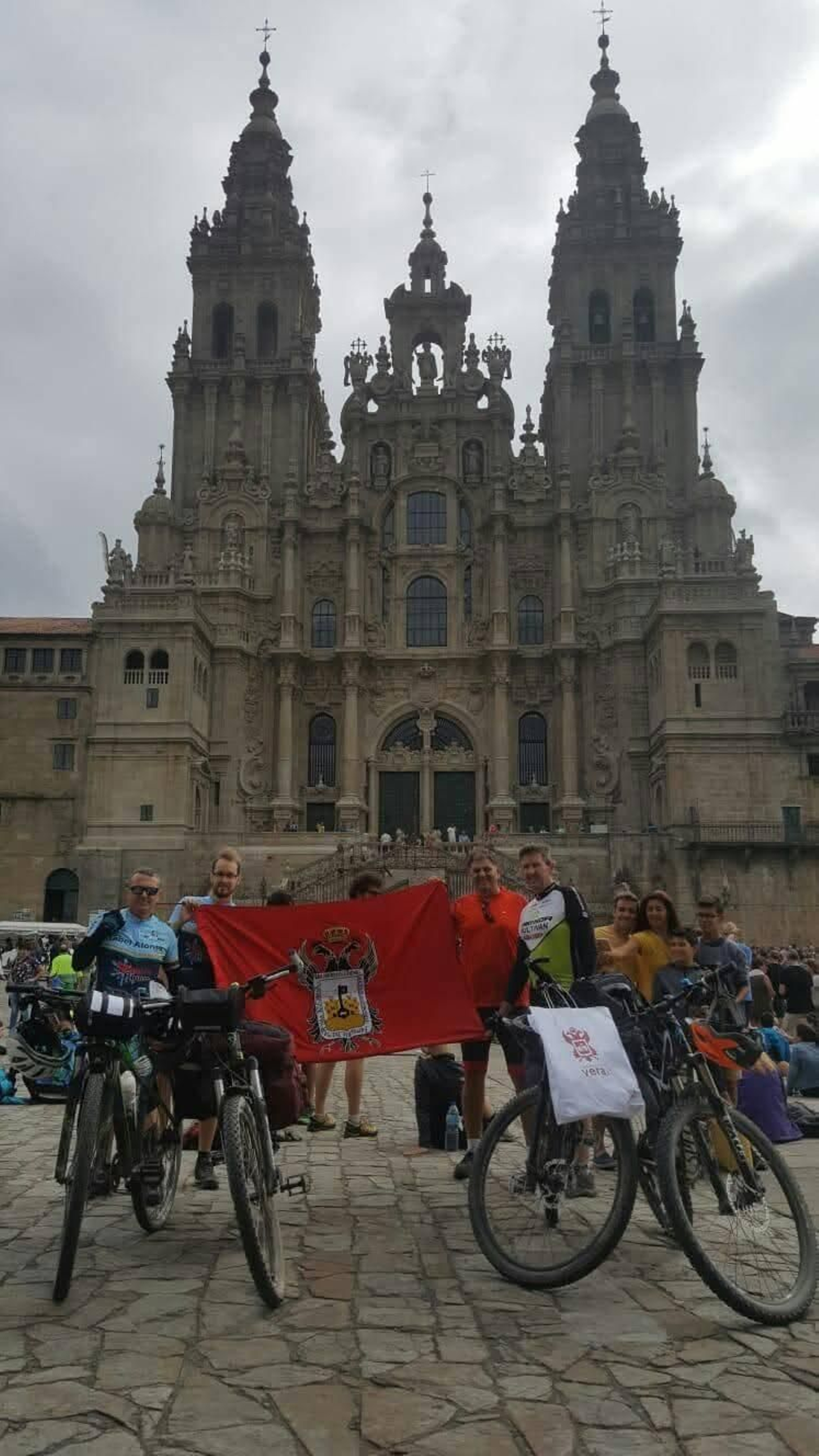 Con la bandera de Vera, ante la Plaza del Obradoiro.