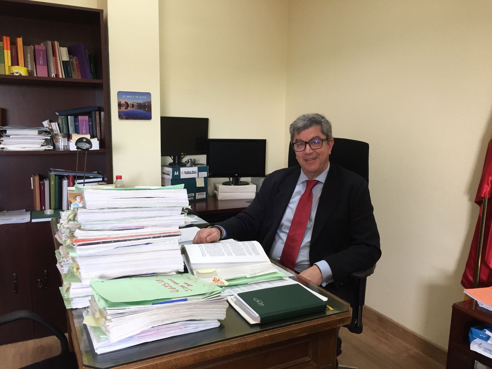 Carlos Lledó, en su despacho de la Audiencia de Sevilla