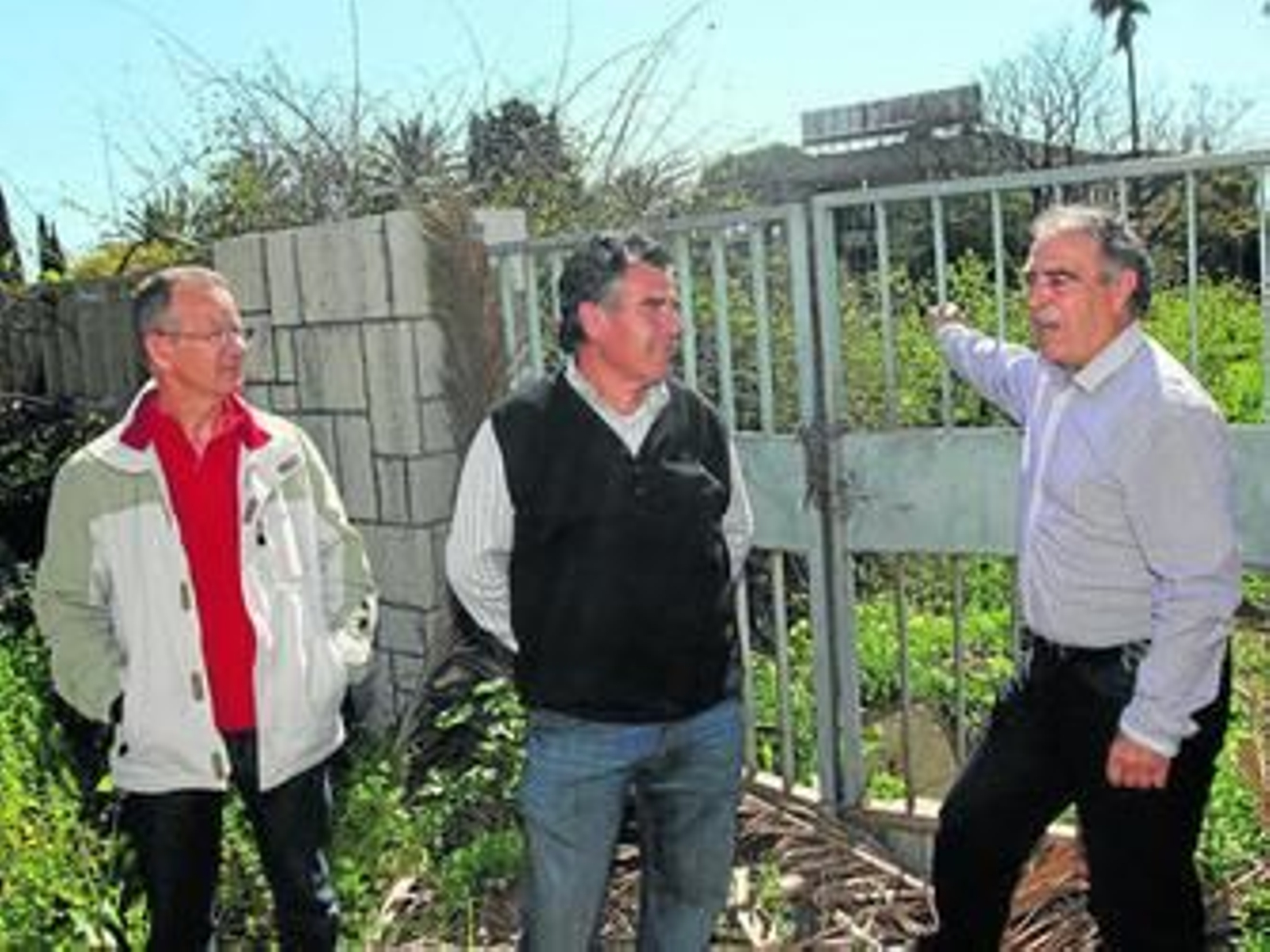 Alfonso Jurado, Rafael García y Manuel Bernal posan este pasado viernes en la parcela abandonada de Hitemasa.