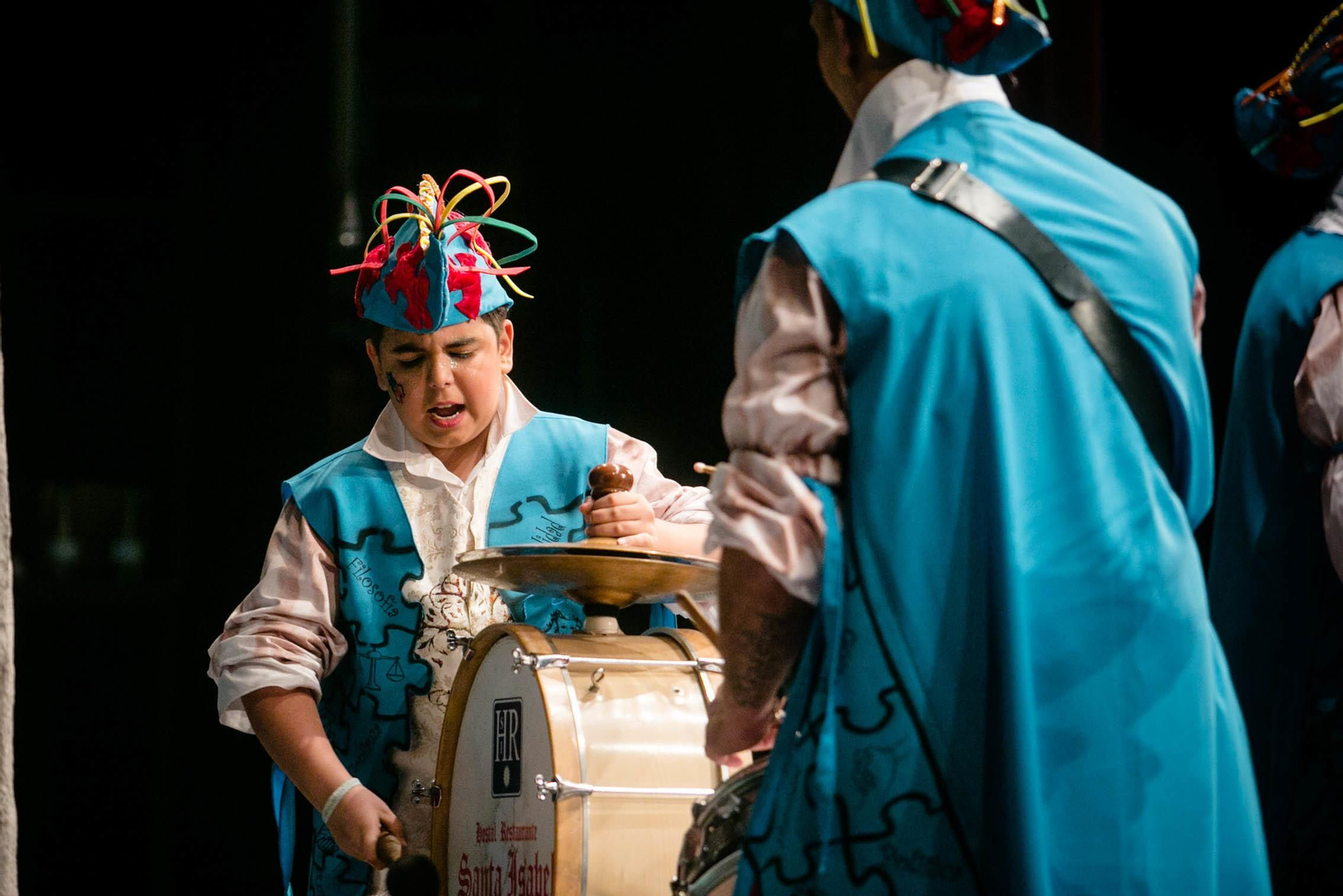 El pequeño Alvarito Marín tocando el bomb con 'Los piezas'.