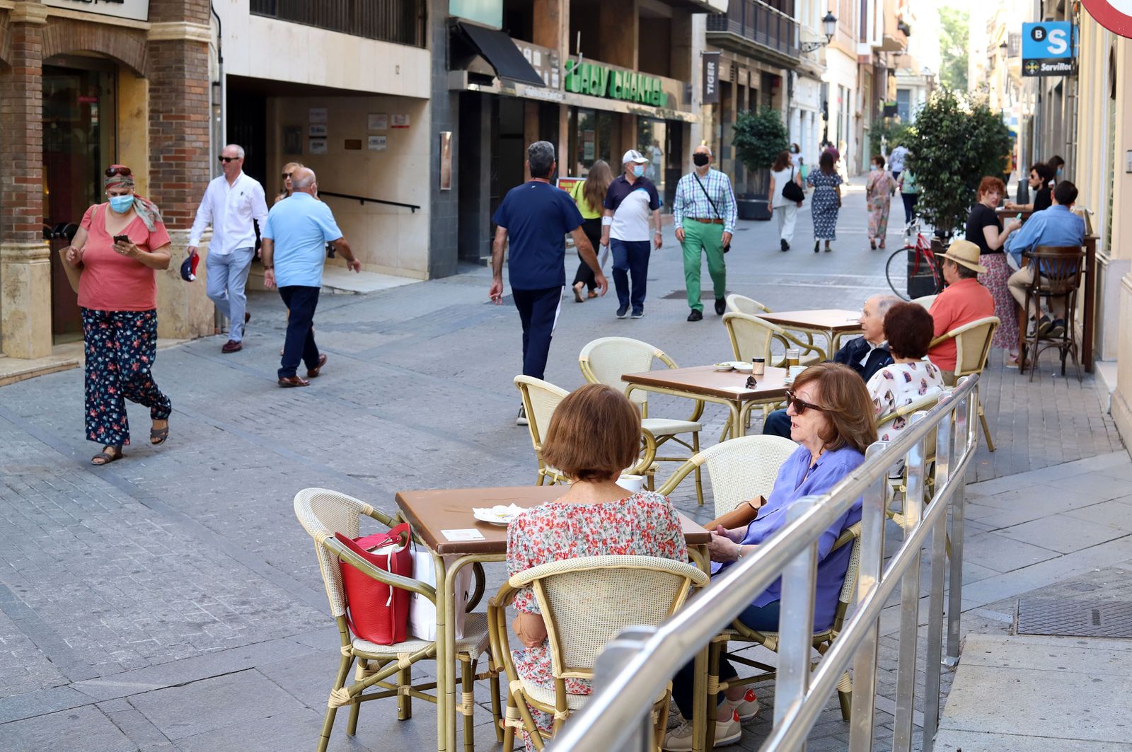 Ambiente en una de las calles del centro de la capital onubense en el día de ayer.