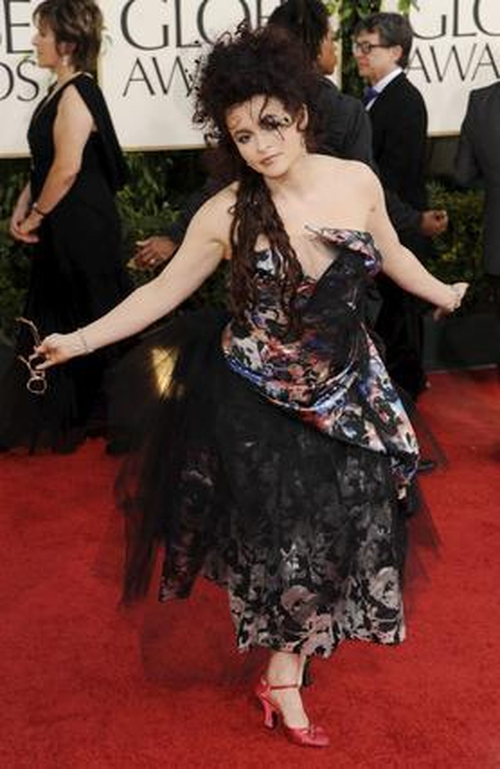 La actriz británica Helena Bonham Carter posa a su llegada a la sexagésimoctava edición de los Globos de Oro celebrada en el Hotel Beverly Hilton en Los Ángeles. / EFE