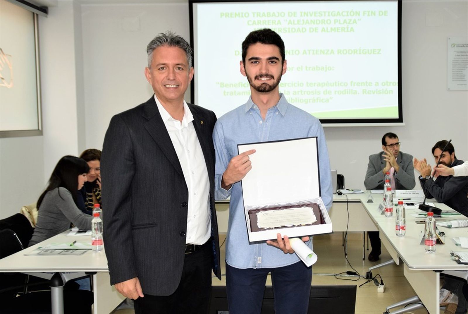 José Antonio Atienza con la placa de su reconocimiento.