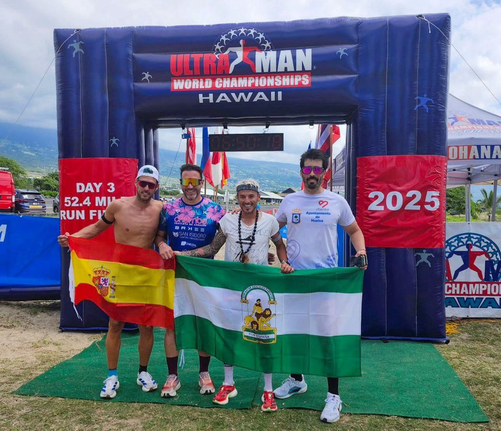 Chamba junto a su equipo al terminar la última etapa.