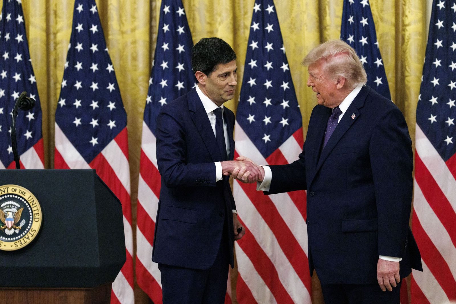 Kevin Warsh jura su cargo como presidente de la Fed ante Donald Trump