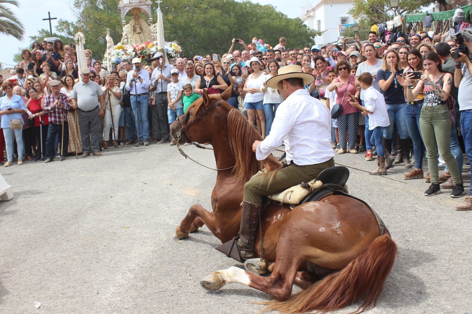 Salida procesional de la Virgen de los Santos en Alcalá