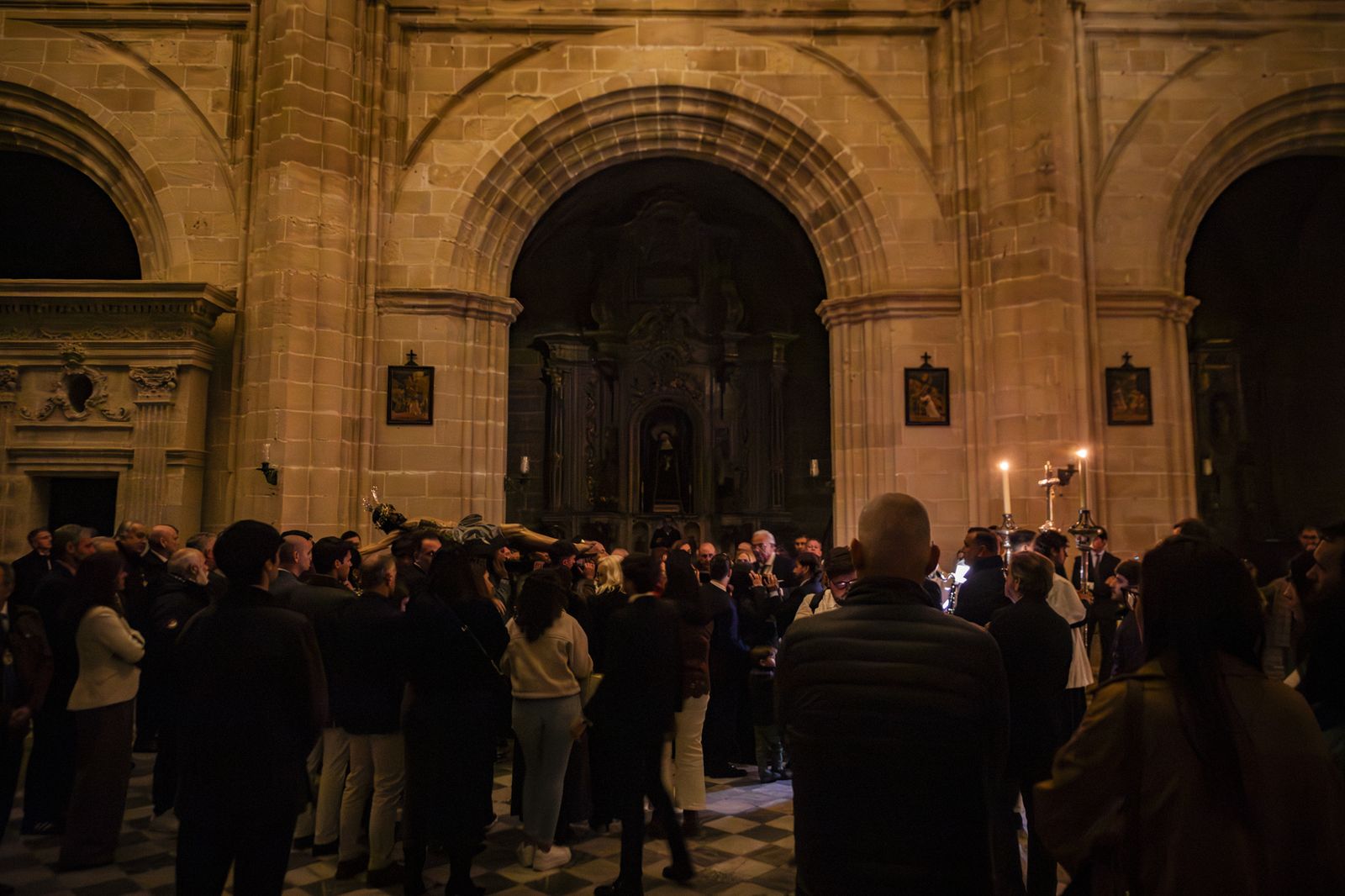 Así fue el viacrucis del Cristo de la Viga por el interior de la Catedral de Jerez
