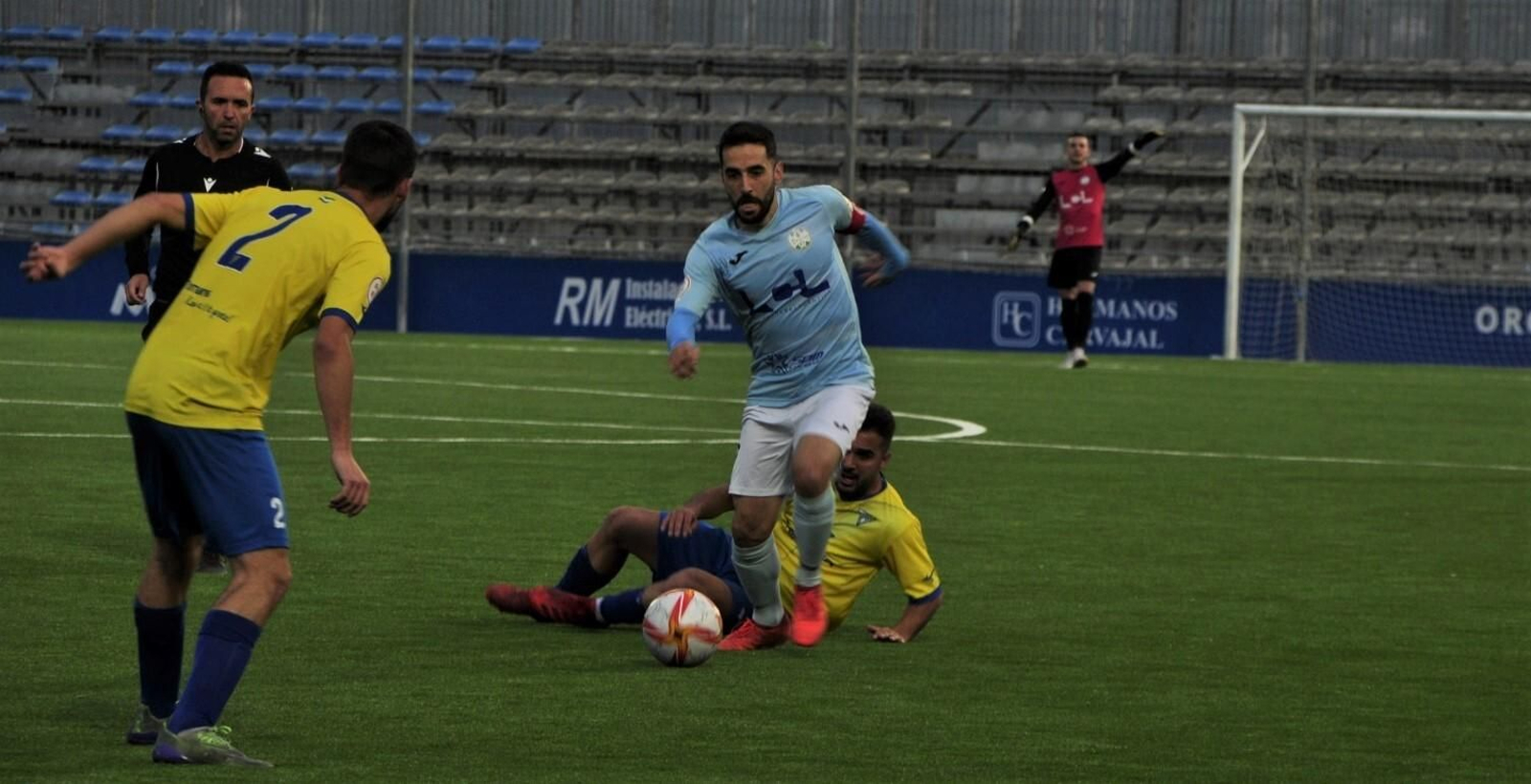 Mario Ruiz es presionado por dos jugadores del Tomares.