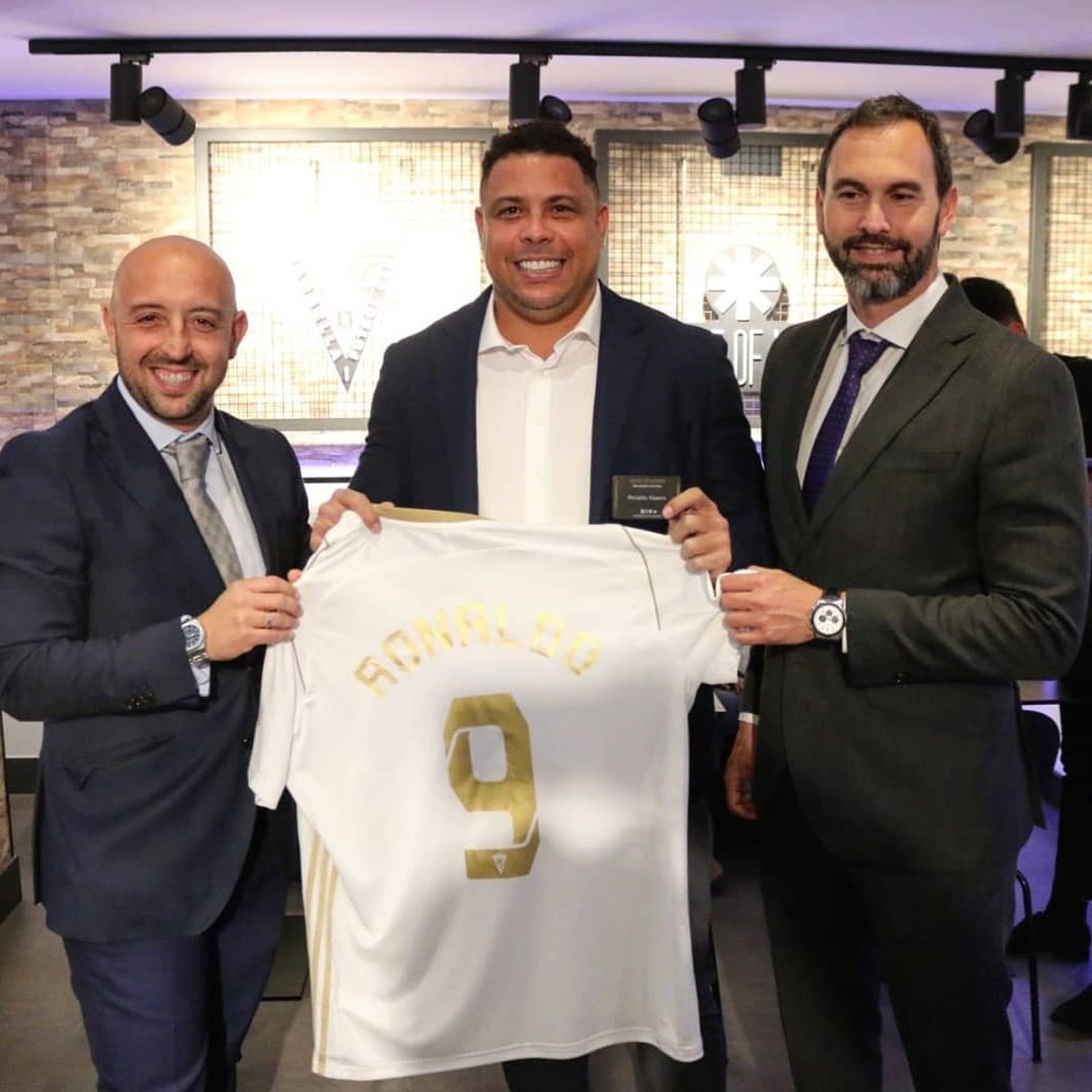 Ronaldo recibe la camiseta del Marbella.