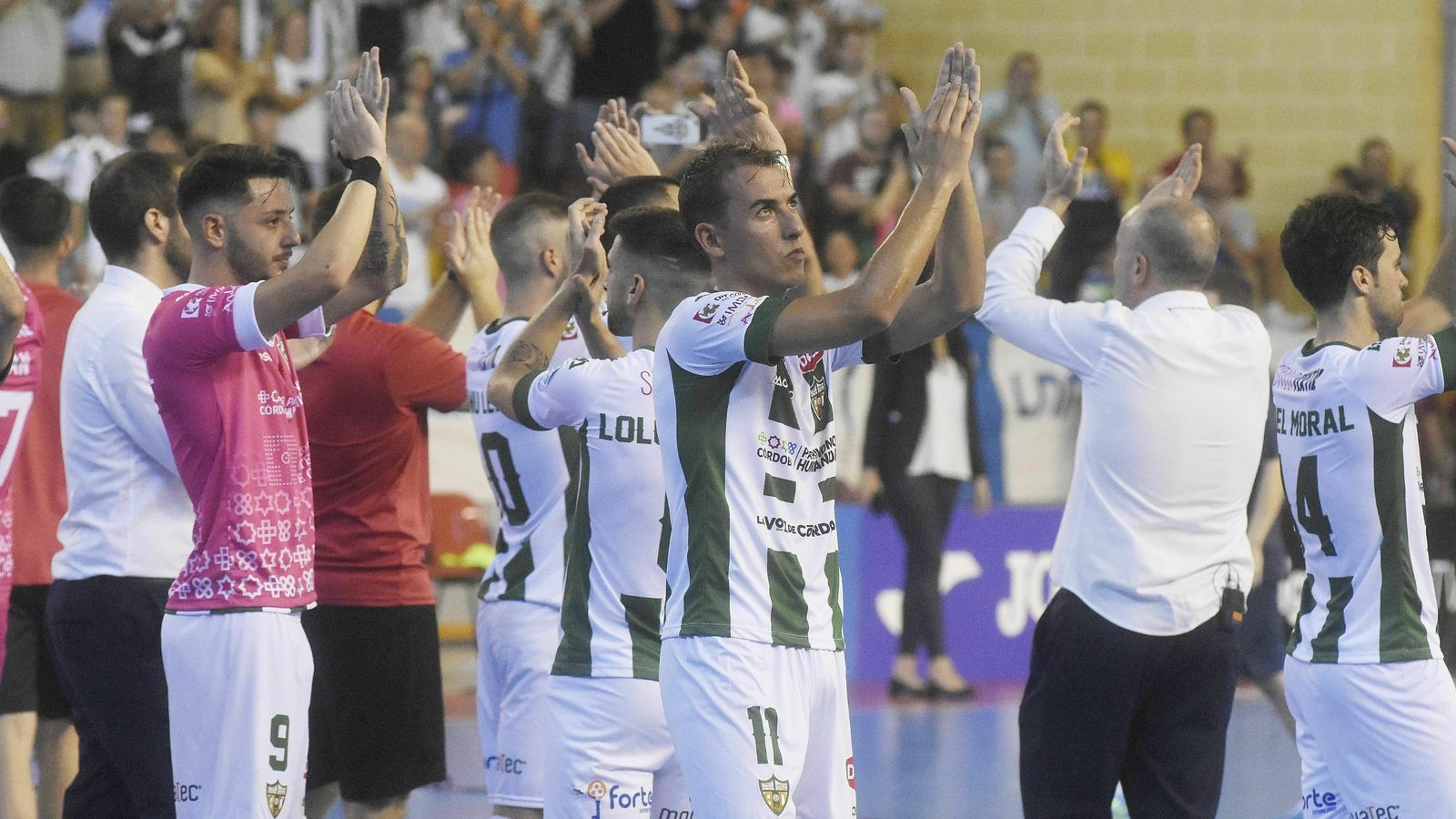 Los jugadores del Córdoba Patrimonio de la Humanidad agradecen el apoyo a su afición. Los jugadores del Córdoba Patrimonio de la Humanidad agradecen el apoyo a su afición.