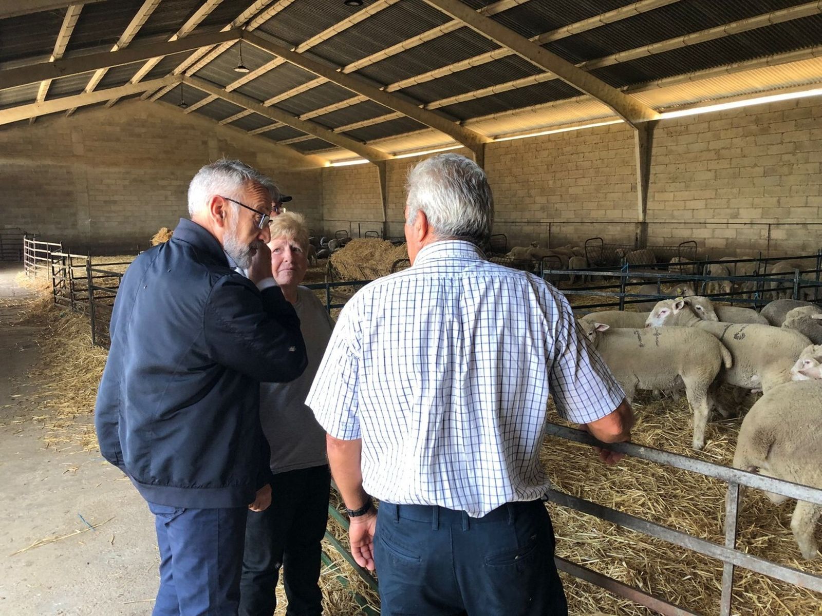 Juan Antonio García durante la visita a la finca 'Huerto Ramírez'.