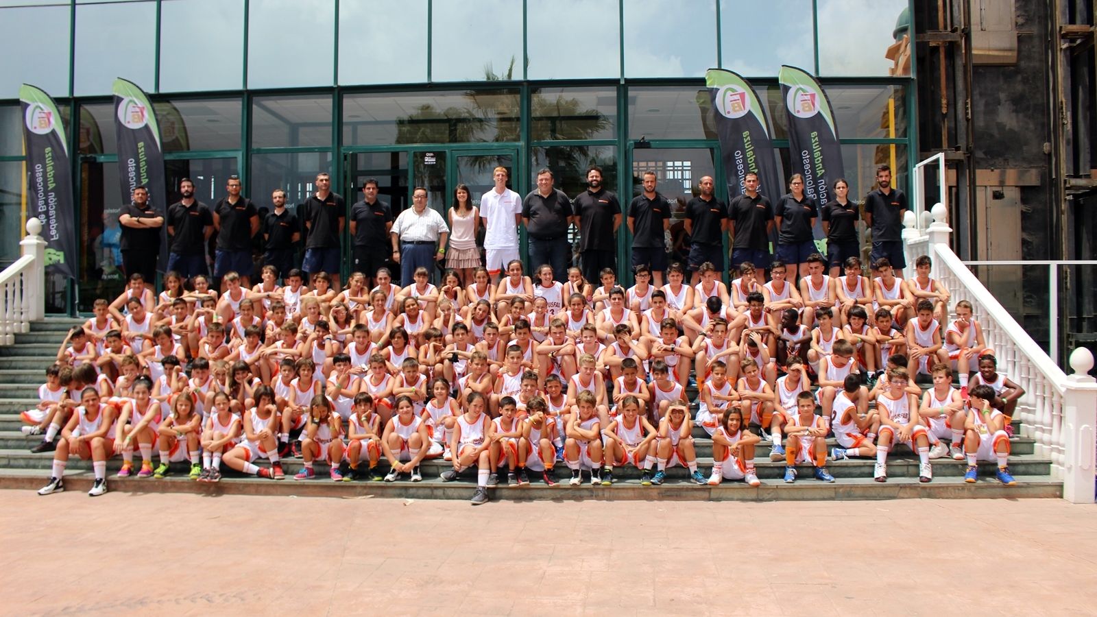 Foto de familia de los participantes con técnicos y autoridades