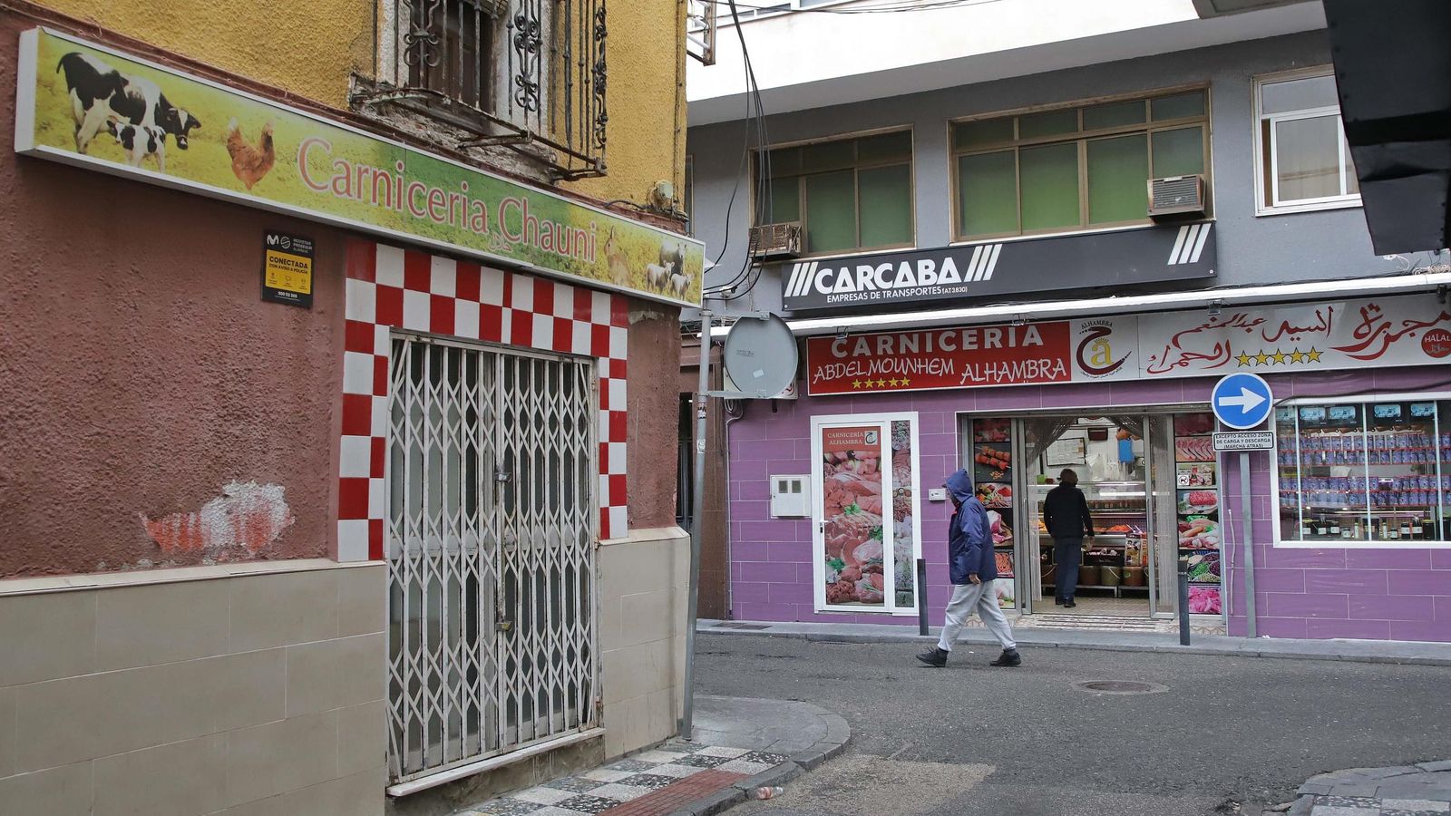 En la carnicería 'Alhambra' venden carne procedente del sacrificio de reses por el método Halal, rito musulmán que hace que los animales queden completamente desangrados.