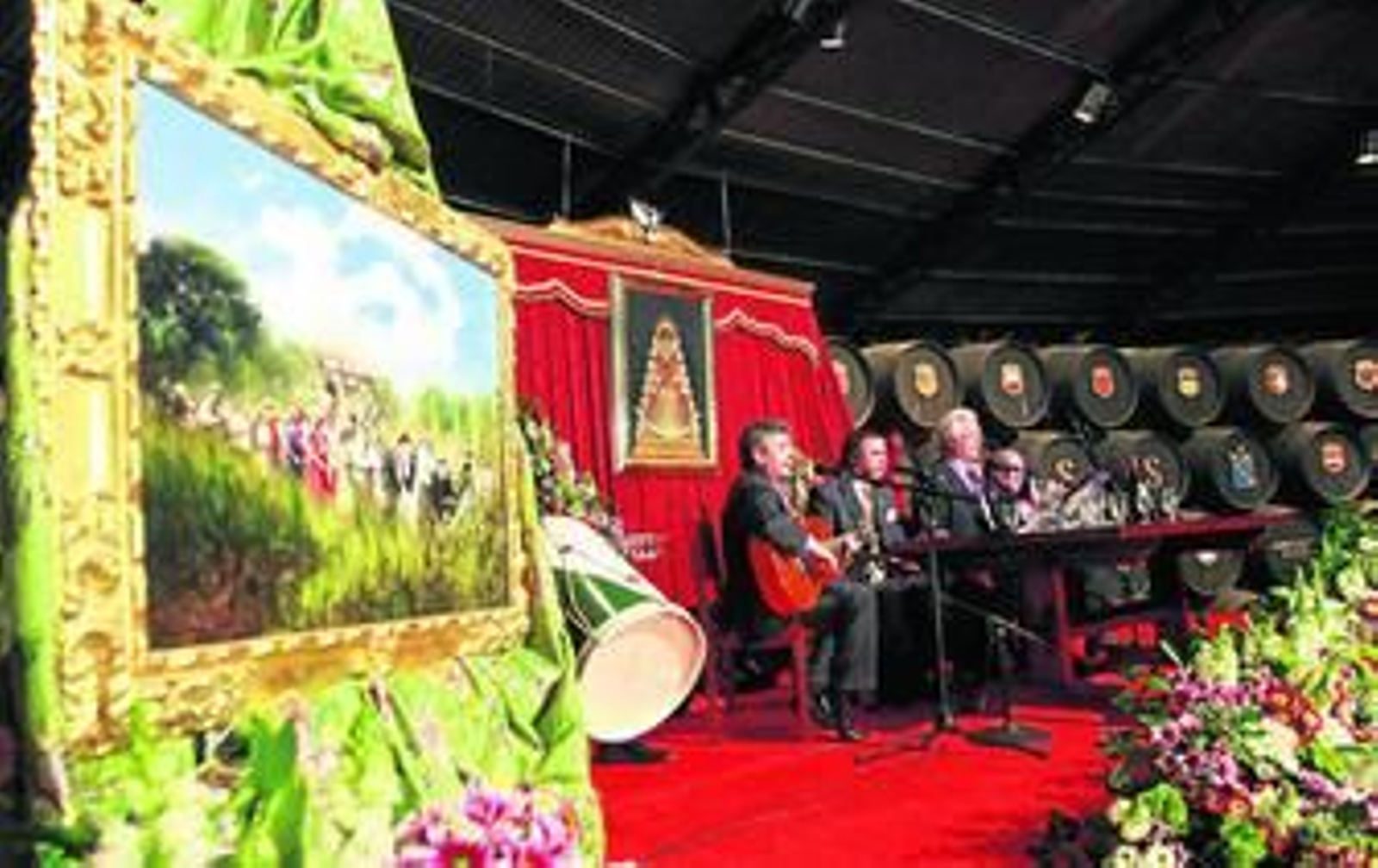 Un cuadro de Pepe Bastos (autor este año del cartel del Rocío) acompañó a los pregoneros durante su intervención.