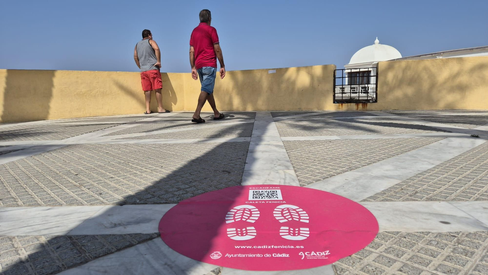 Imagen de la lámina adhesiva ya respuesta de Cádiz Fenicia que recoge el QR que da acceso al paisaje de Gadir.