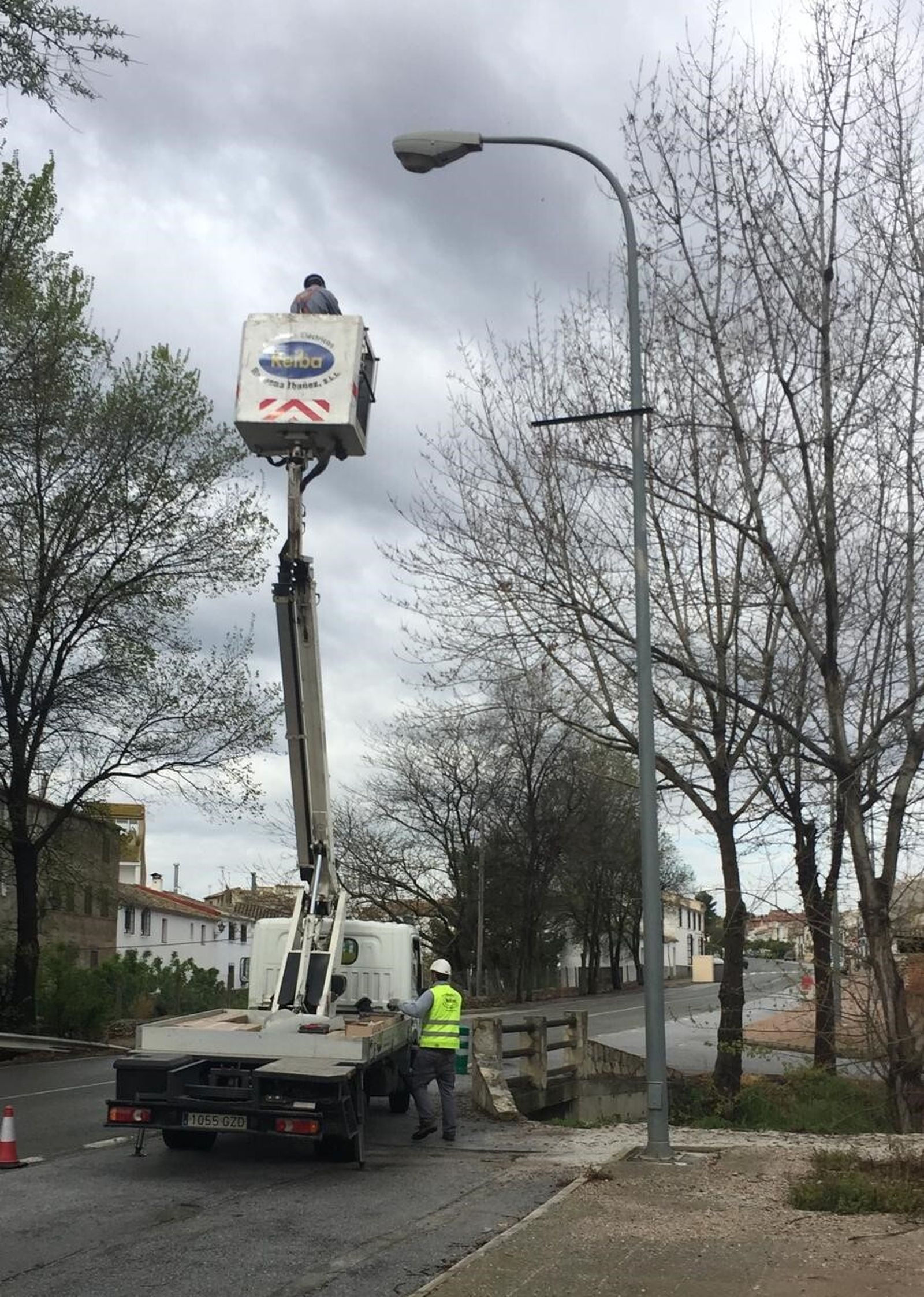 La sustitución de luminarias ha precisado el uso de grúas en muchos pueblos.