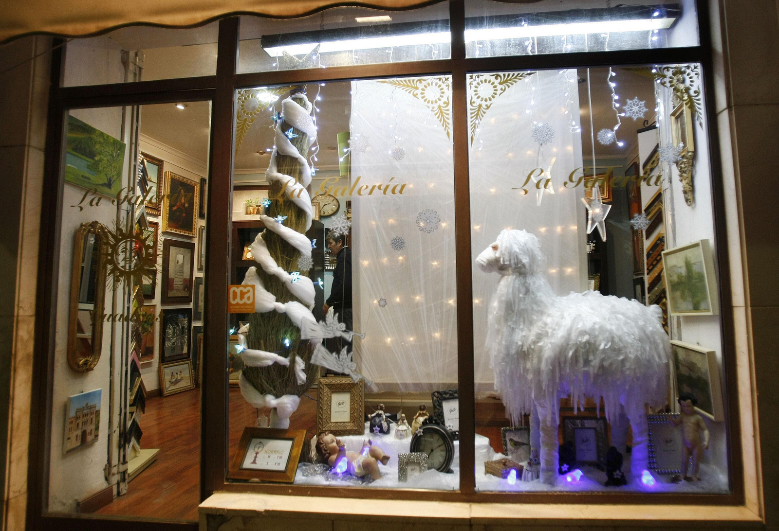 Una imagen retrospectiva de la tienda Cuadros La Galería, donde se encuentra la exposición.