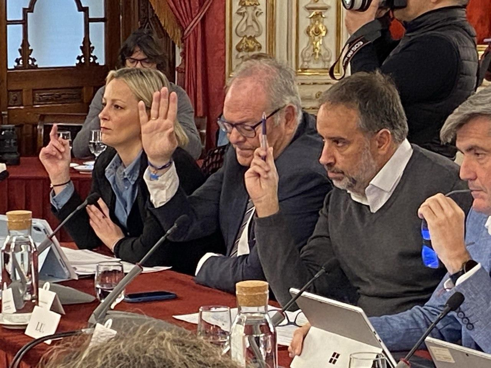 Ramón Galán, segundo por la derecha, en el Pleno de Diputación de este miércoles. Ramón Galán, segundo por la derecha, en el Pleno de Diputación de este miércoles.