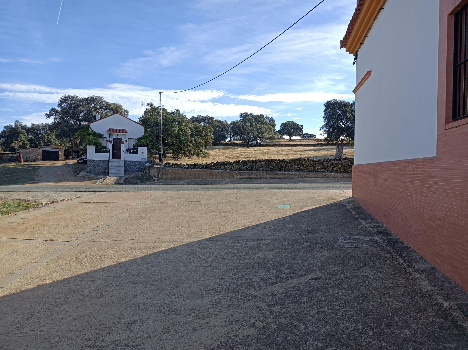 Rodeamos el poblado hasta alcanzar la carretera al final.