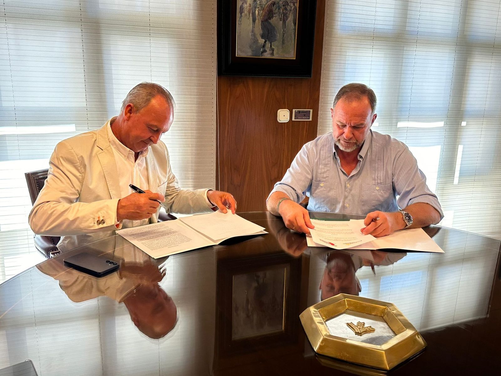 Firma del acuerdo entre el presidente de la Fundación Caja Rural del Sur, José Luis García-Palacios y el secretario gerente de la CR Palos, Fernando Sánchez.