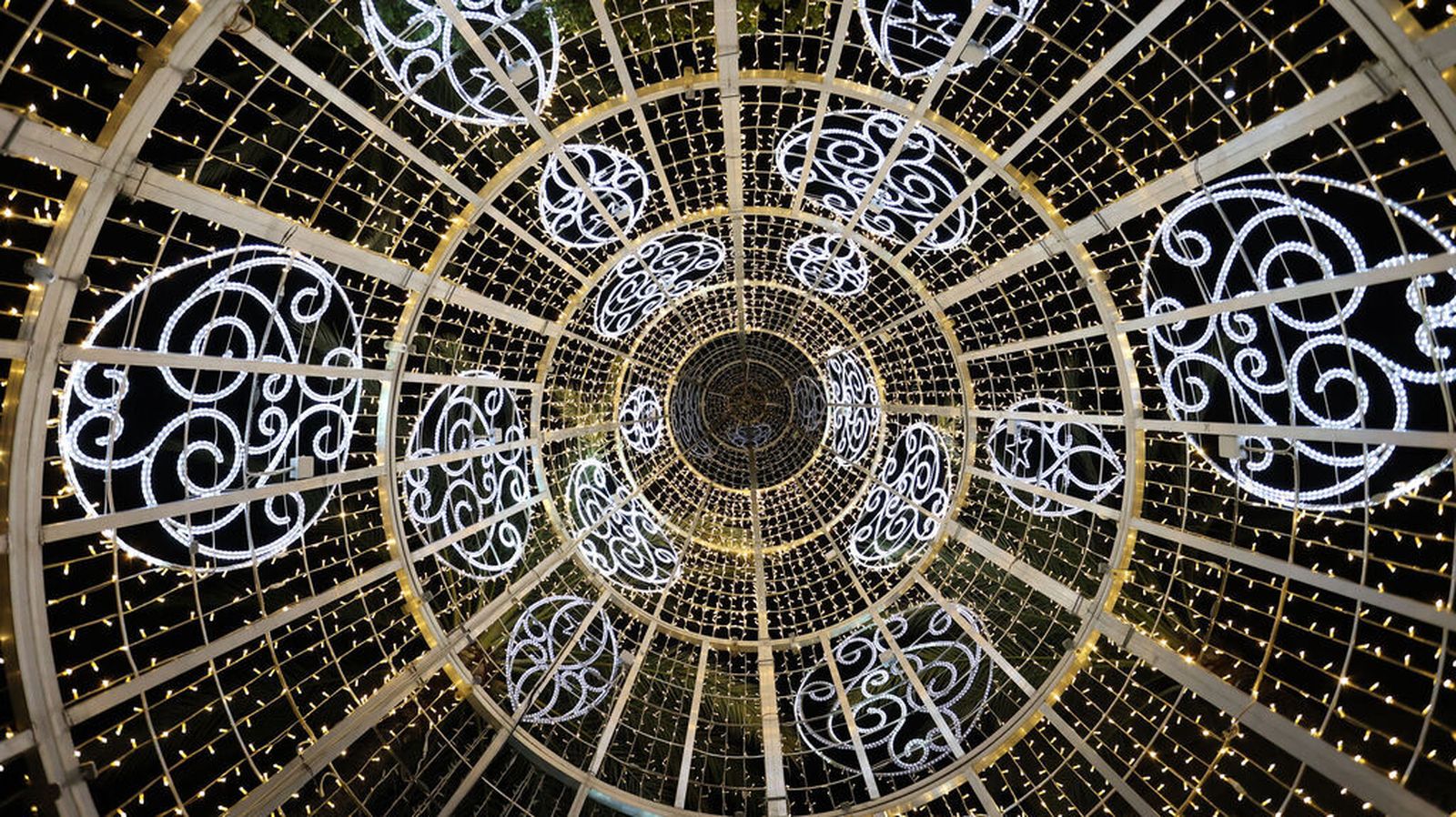 Interior del gran árbol de navidad de Jerez