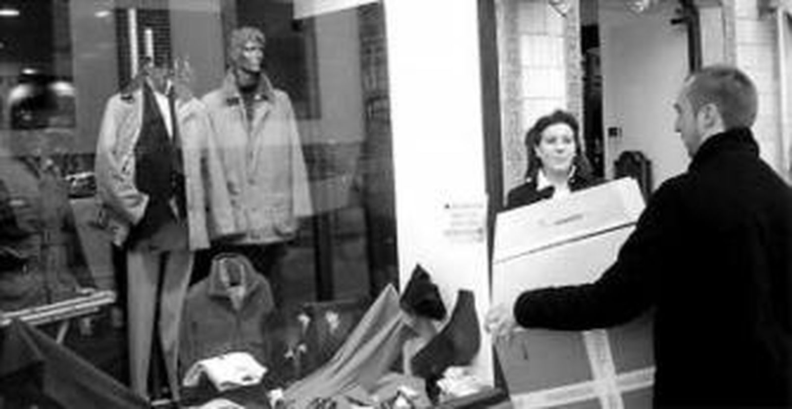 Un hombre deposita una caja de cartón para su recogida.