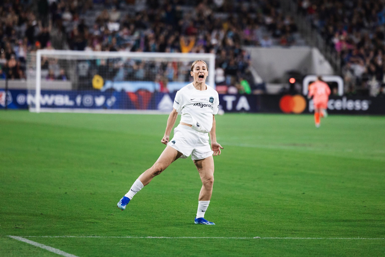 La granadina Esther González celebra el gol conseguido.