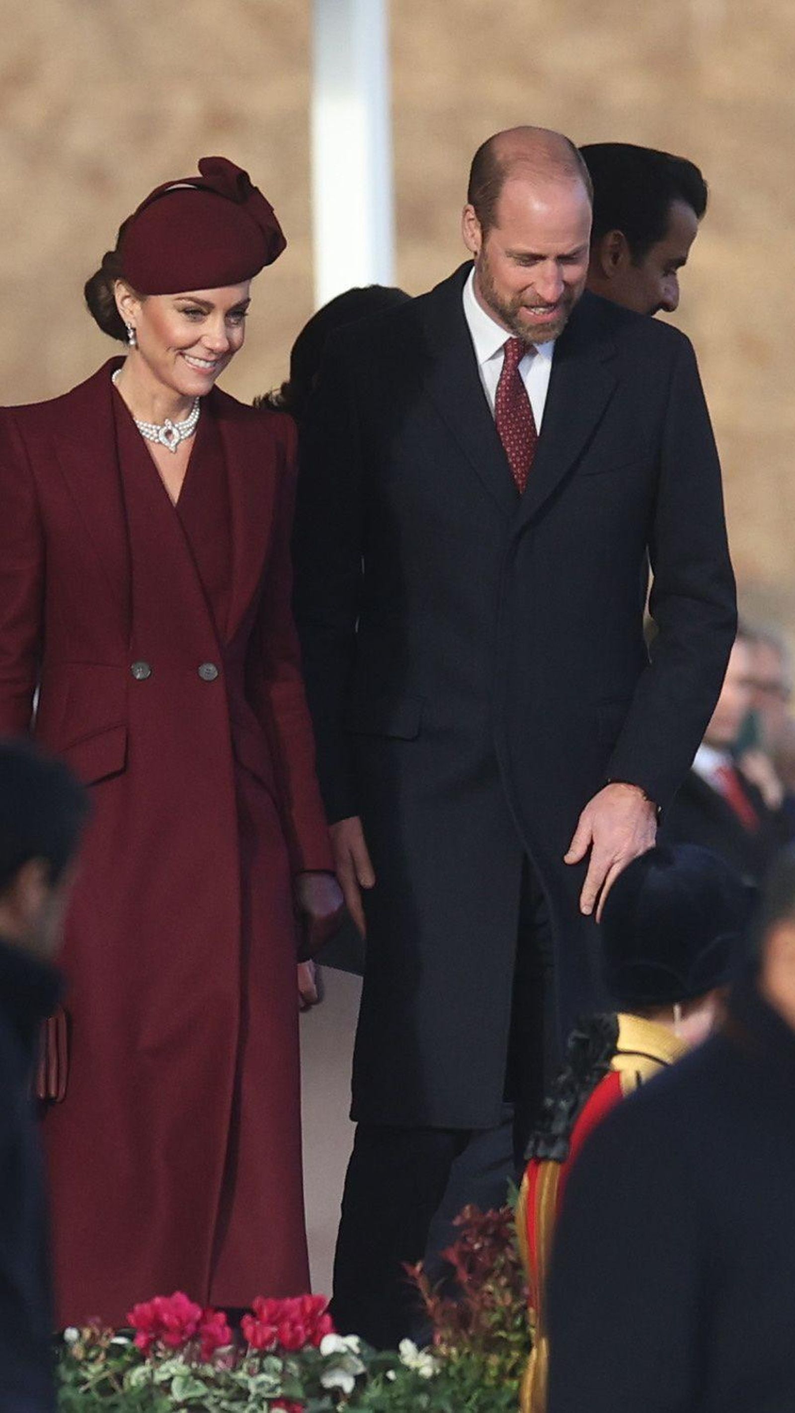 Los príncipes de Gales en la recepción al emir de Catar, con el modelo de Kate Middleton elegido en homenaje al país visitante Los príncipes de Gales en la recepción al emir de Catar, con el modelo de Kate Middleton elegido en homenaje al país visitante