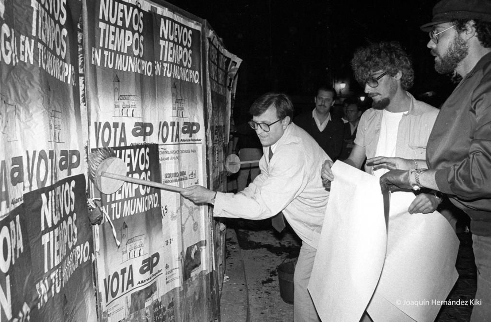Los mirones son de piedra y dan tabaco