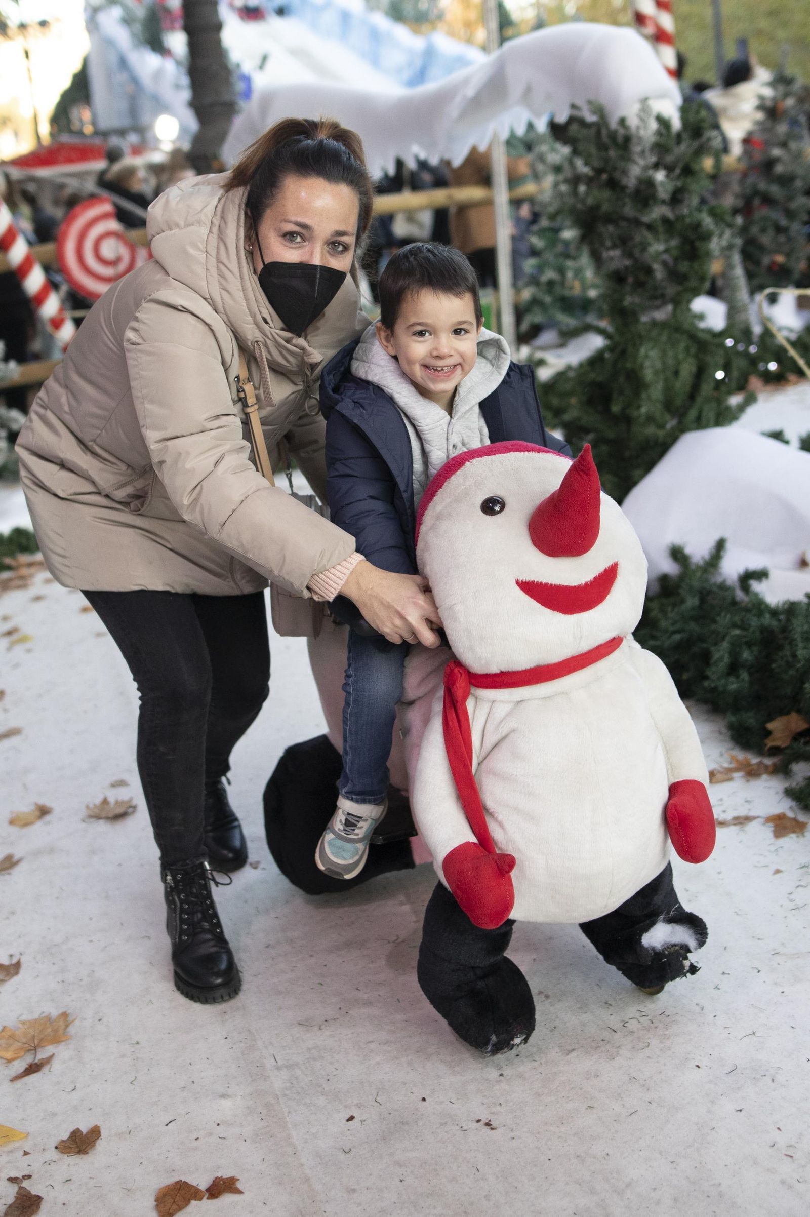 Multitud de visitantes y ambiente navideño en Granada durante el puente, en imágenes