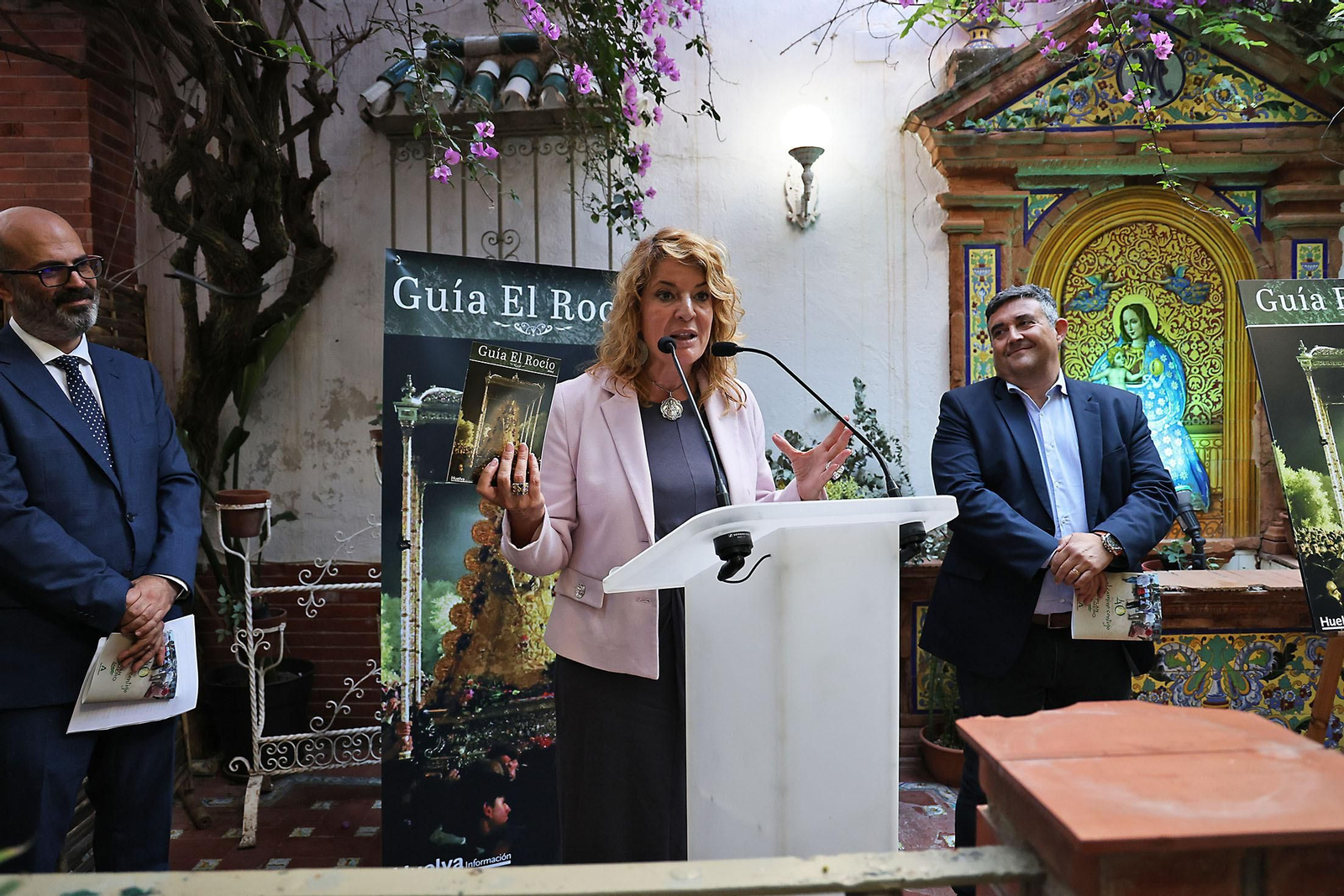 Imágenes de la presentación de la Guía del Rocío 2024 de Huelva Información