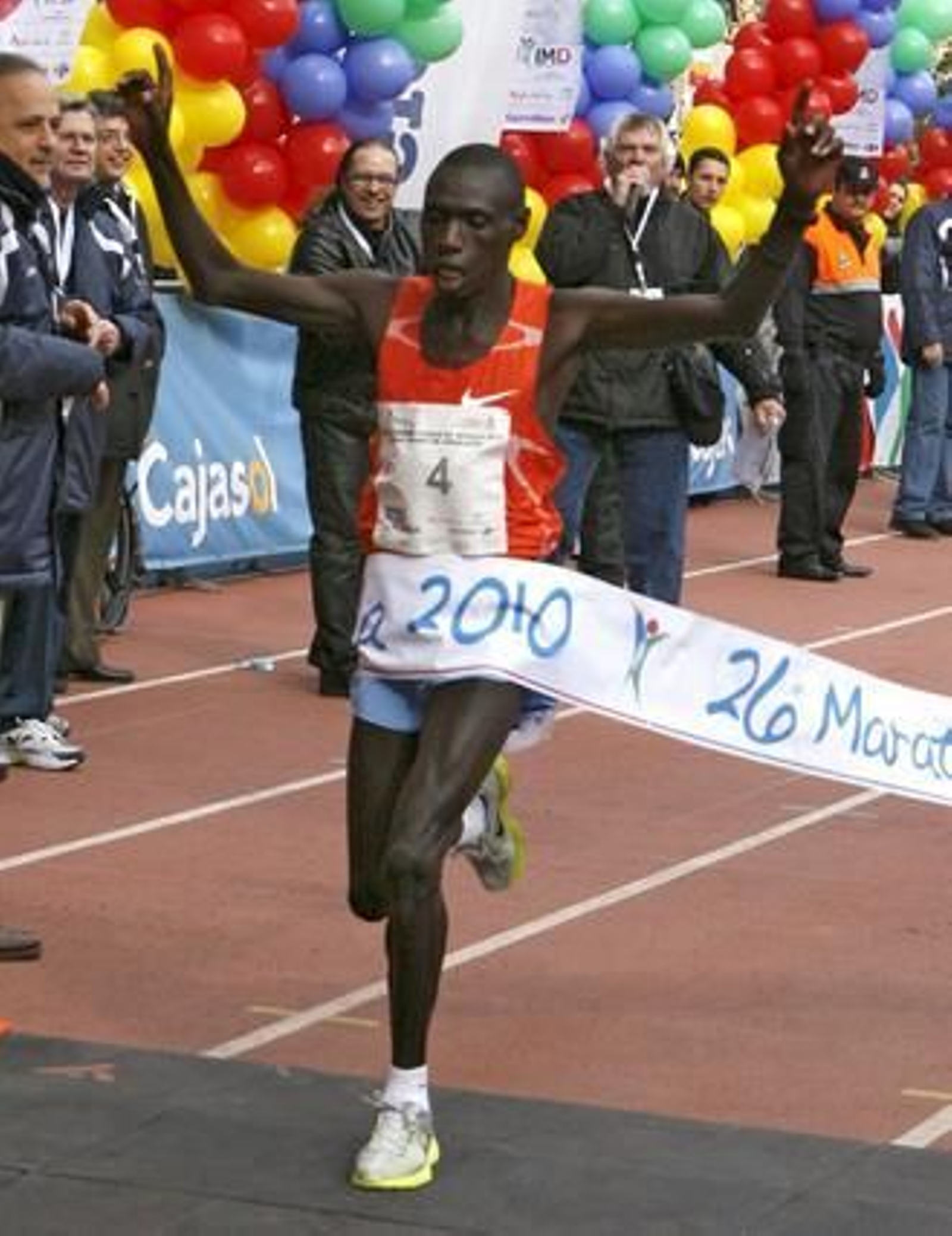 4.161 corredores han participado en el XXVI Maratón Ciudad de Sevilla 2010 Gran Premio de Andalucía, que ha acabado ganando el keniano Phillip Biwot. / Juan Carlos Vázquez