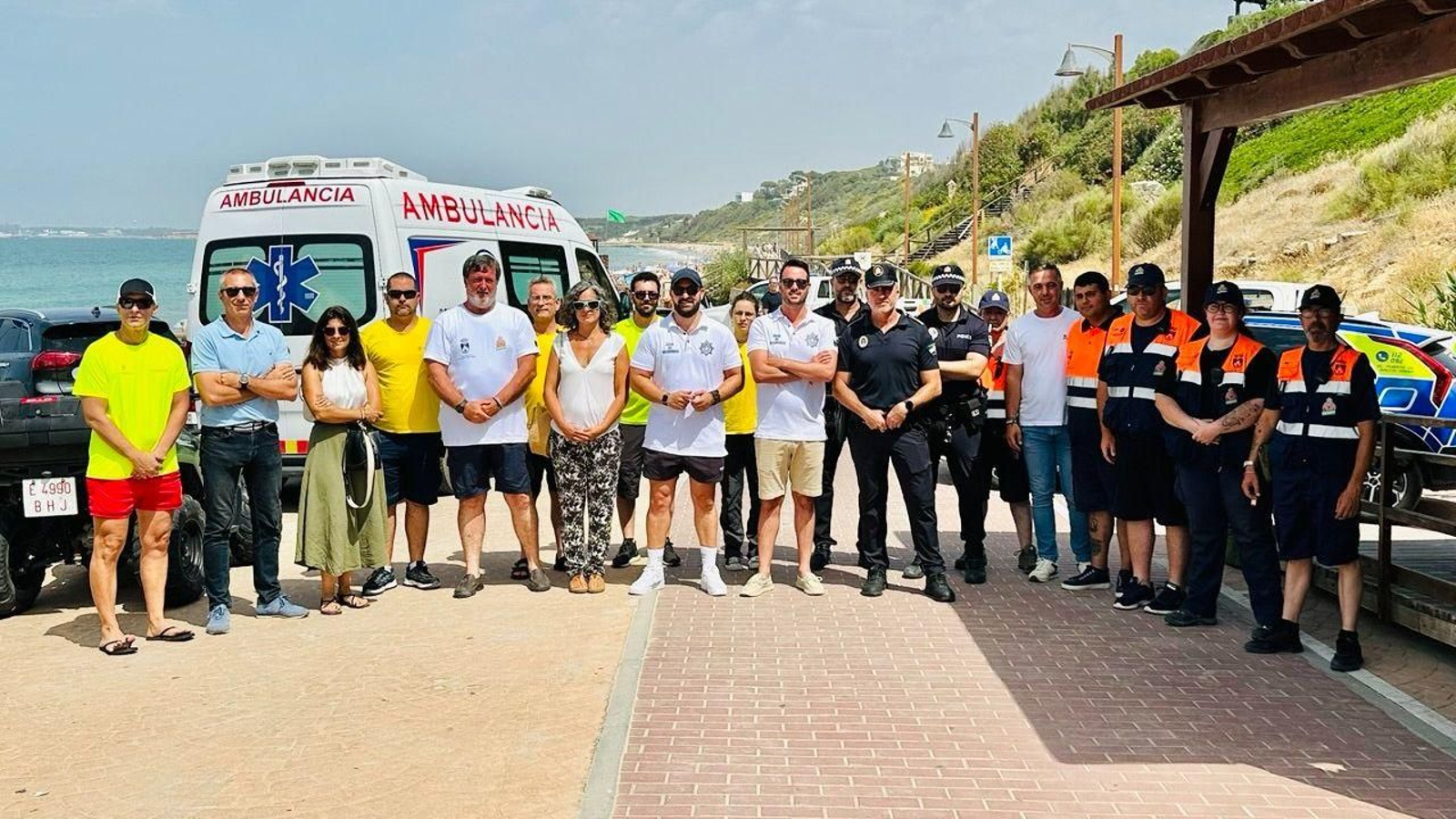 Una imagen de la visita del alcalde al personal de playas, el pasado domingo. Una imagen de la visita del alcalde al personal de playas, el pasado domingo.