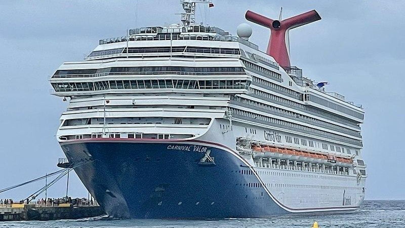 El Carnival Valor, con la tradicional cola de ballena como chimenea