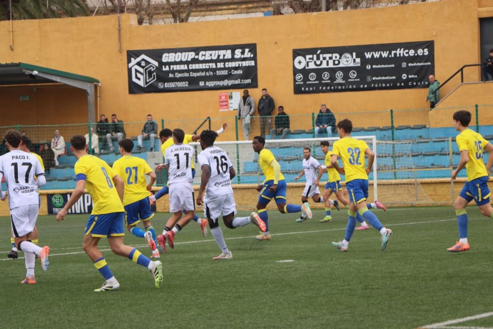 Acción defensiva del Cádiz Mirandilla en uno de los muchos ataques del Ceuta.