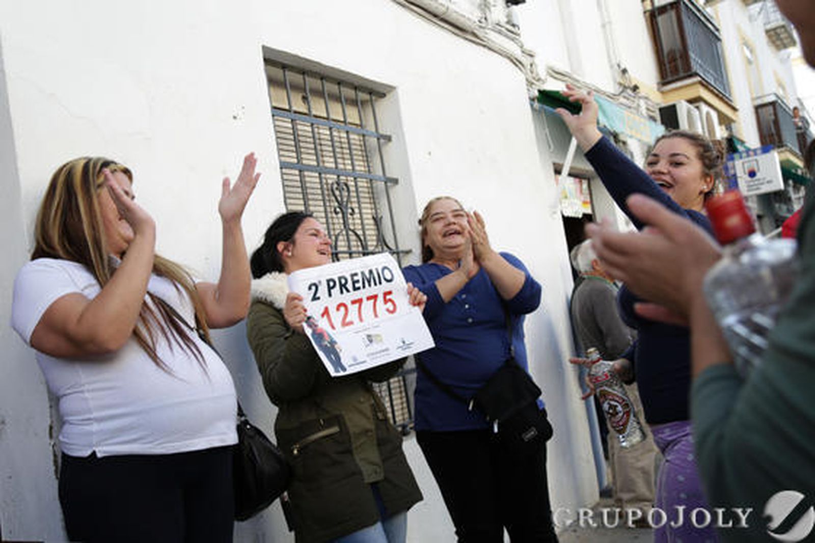 Vecinos de Osuna, agraciados con el segundo premio al número 12775.

Foto: M.J.López
