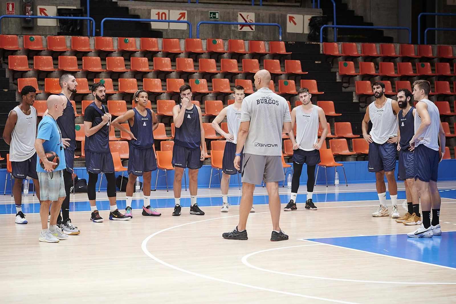 Bernard Edokpayi, a la izquierda de Marc García, en un entrenamiento en El Plantío.